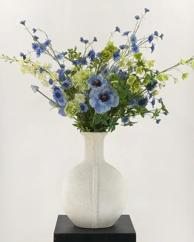 Ciela. Een weelderig veldboeket in blauw, paars, wit en groen.