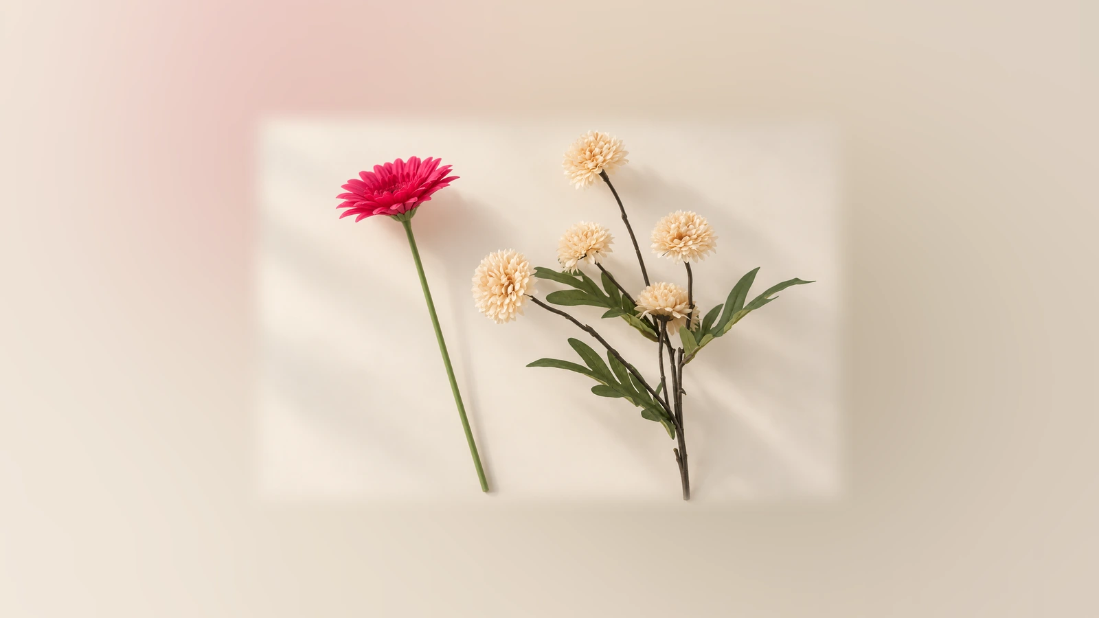 Gerbera artificial fucsia junto a una vara ramificada con flores color crema