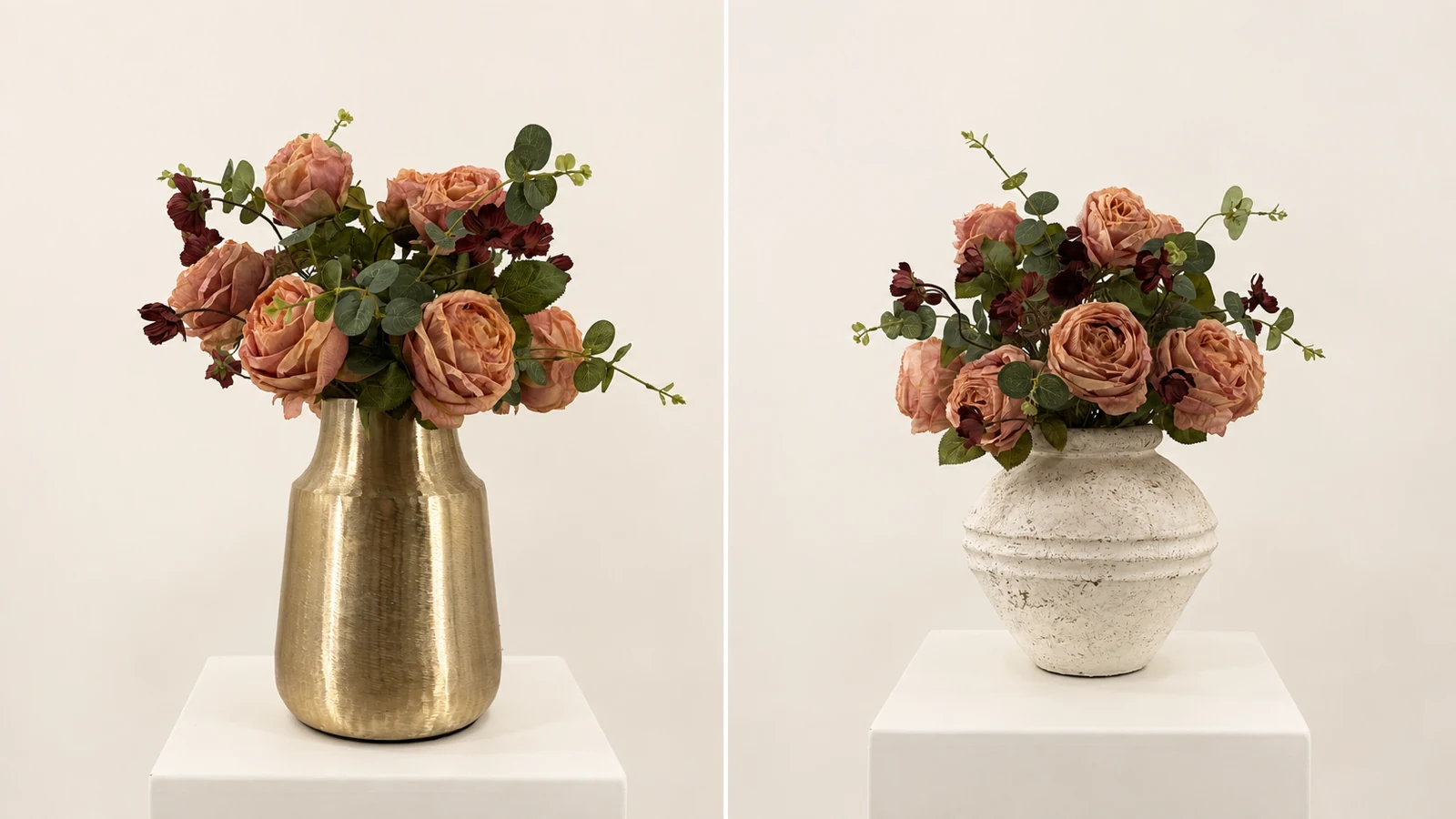 Rosalie met oudroze kunstrozen en bordeauxkleurige bloemen, naast elkaar in een hoge goudkleurige vaas en een lagere crèmekleurige vaas.