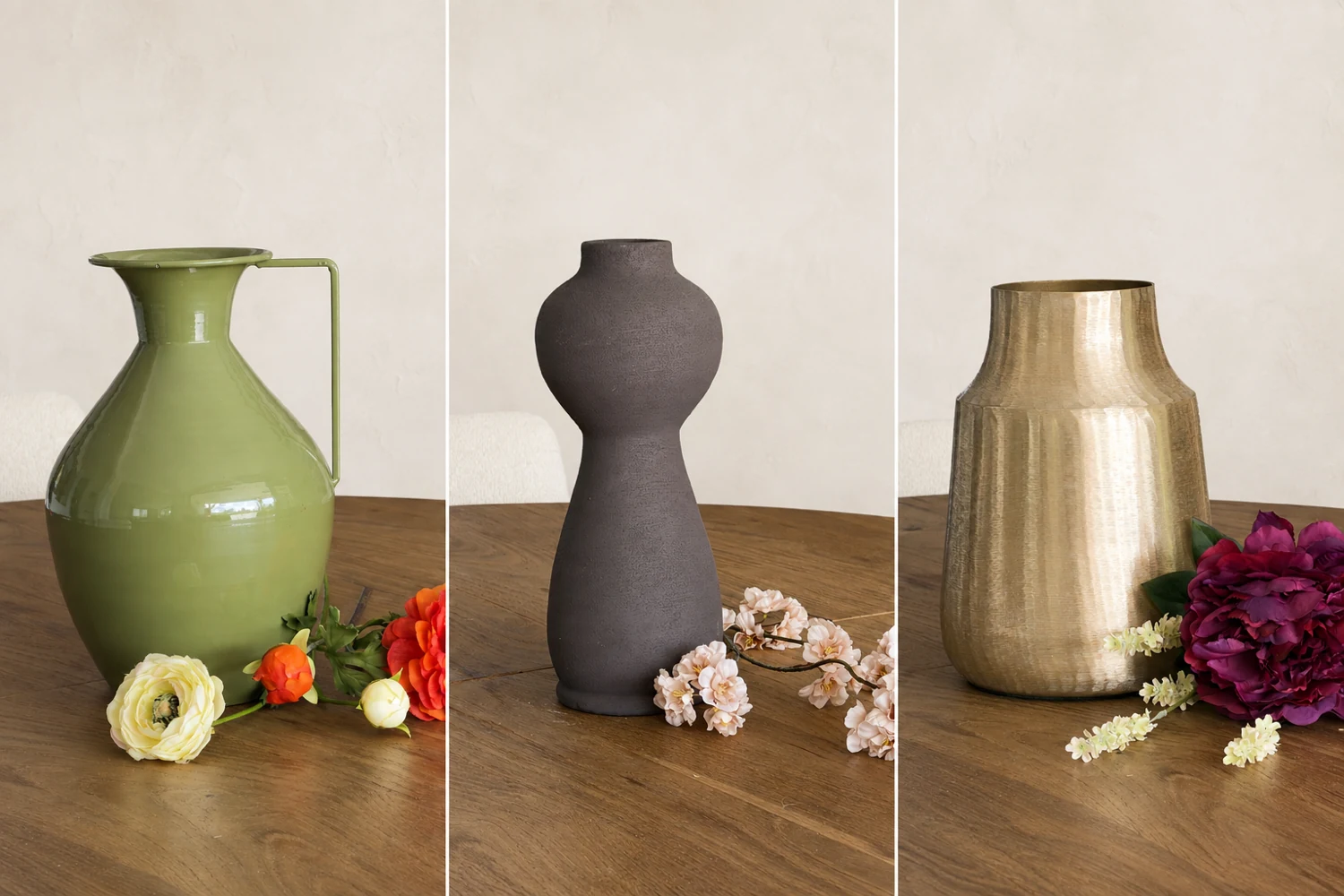 Drie verschillende vazen met losse kunstbloemen: een groene kan, een taupekleurige sculpturale vaas en een goudkleurige vaas.
